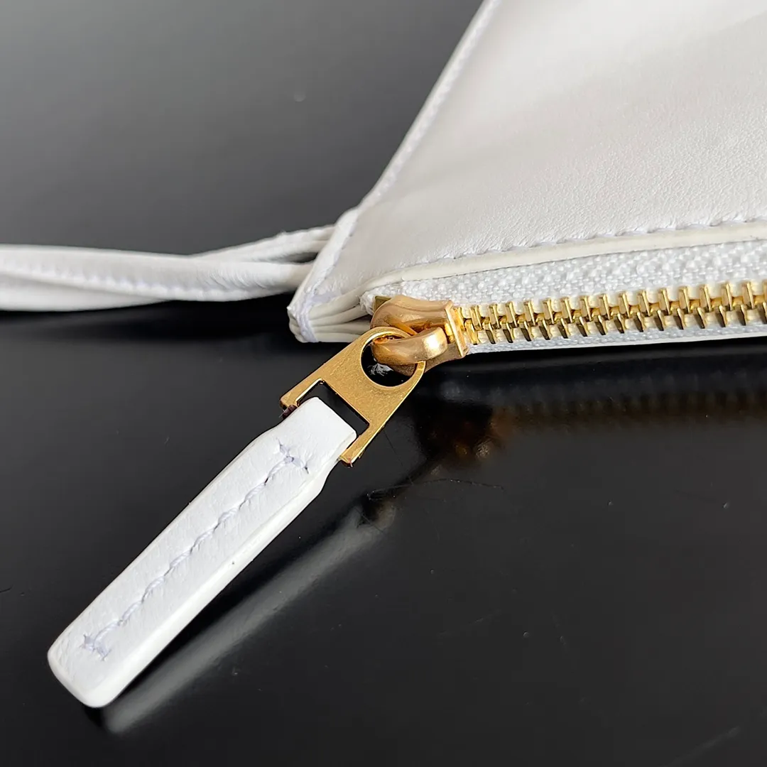 Batch 2860 Classic returns... (large size 51cm) • Cabat, born in 2001, is one of the most iconic styles of the Bottega Veneta workshop. The whole bag is made of top-grade imported lambskin. There is no exposed logo on the whole bag, but with the classic wide woven elements, you can tell who it belongs to at a glance! Can be carried on one shoulder, very practical! Style number: 608811 Size: 51*18*28